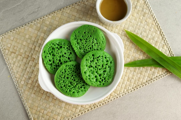 Serabi Pandan Kuah Kinca is een traditionele Indonesische pannenkoek groene kleur van panda Paste