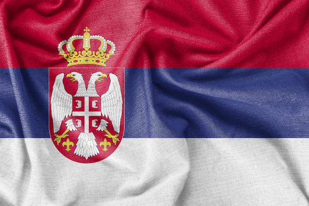 セルビアの国旗の背景のリアルなシルク生地