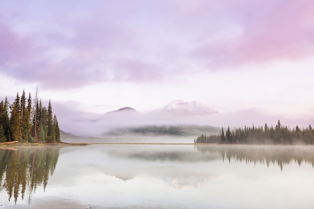 Фото Безмятежное красивое озеро в утренних горах, орегон, сша.