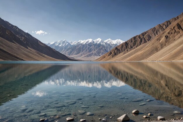 Photo the serene beauty of pangong tso lake in the himalayas with distant mountains