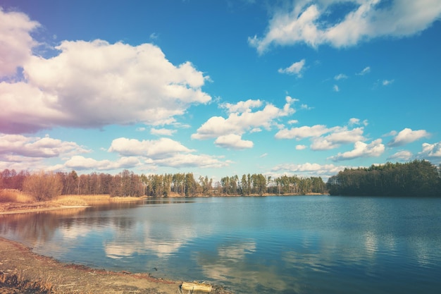 Lago sereno di sera paesaggio naturale