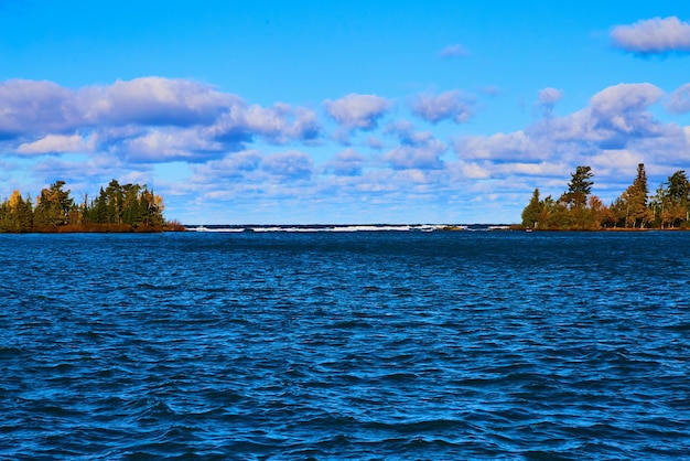 Foto paesaggio del sereno lago superiore con isole e nuvole copper harbor