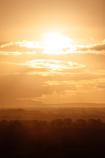 アイルランドの野原にある黄金の夕日の穏やかな風景