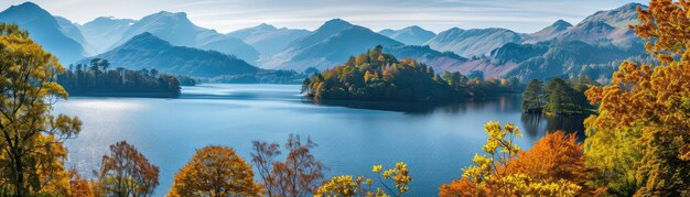 Foto paesaggio sereno di una maestosa catena montuosa vicino a un tranquillo lago blu con rive boscose bagnate da