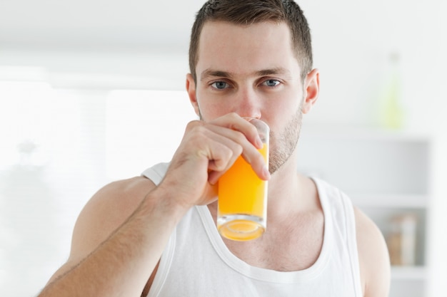 Foto sereno uomo che beve succo d'arancia