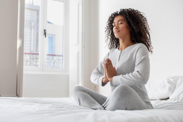 Photo serene morning meditation session by young woman in sunlit bedroom