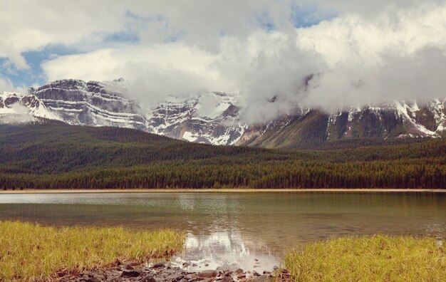 Serene scène bij het bergmeer in Canada met weerspiegeling van de rotsen in het kalme water.