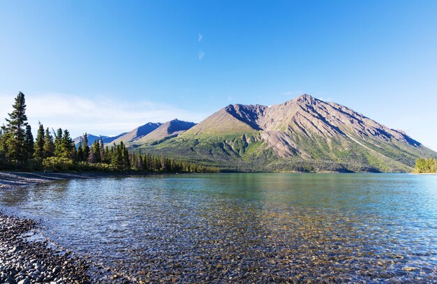 Serene scène bij het bergmeer in Canada met weerspiegeling van de rotsen in het kalme water.