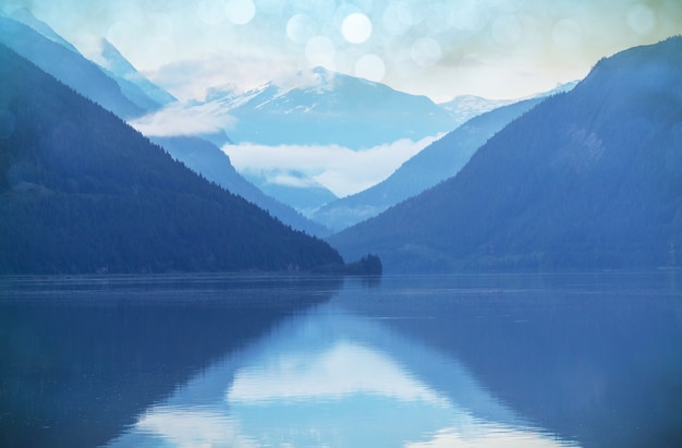 Serene scène bij het bergmeer in Canada met weerspiegeling van de rotsen in het kalme water.