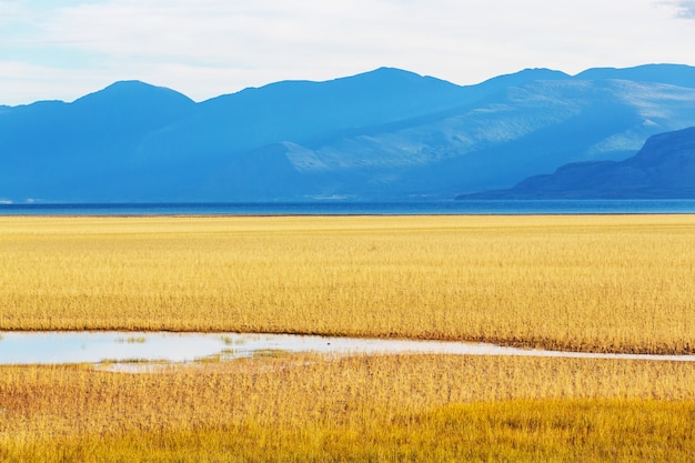 Serene scène bij het bergmeer in Canada met weerspiegeling van de rotsen in het kalme water.