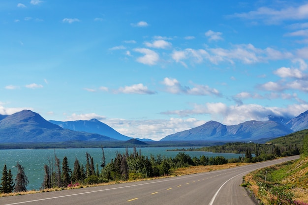 Serene scène bij het bergmeer in Canada met weerspiegeling van de rotsen in het kalme water.