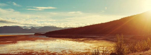 Serene scène bij het bergmeer in Canada met weerspiegeling van de rotsen in het kalme water.