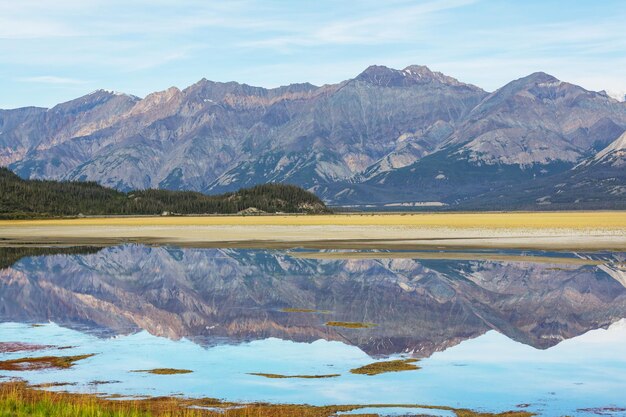 カナダの湖のほとりの穏やかなシーン