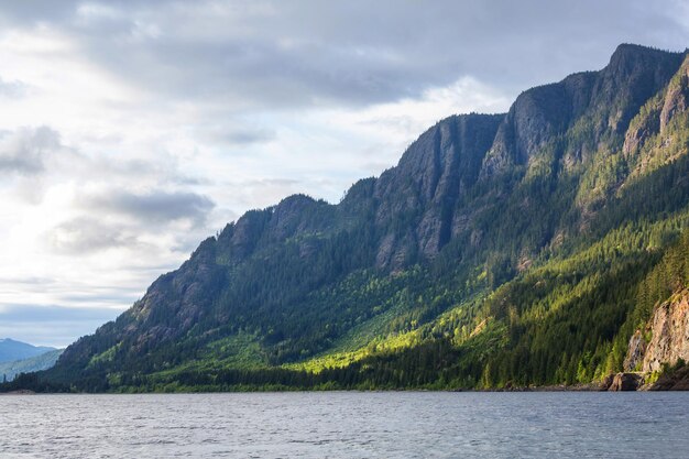 夕暮れ時のカナダの山の湖畔の穏やかな風景