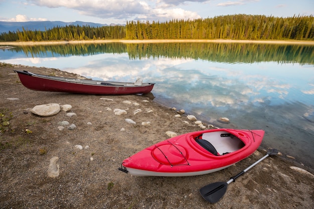 Foto serena scena sul lago di montagna in canada con il riflesso delle rocce nell'acqua calma.