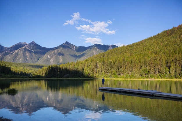 Foto scena serena sul lago di montagna in canada