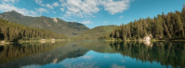 Photo serene scene by the mountain lake in canada