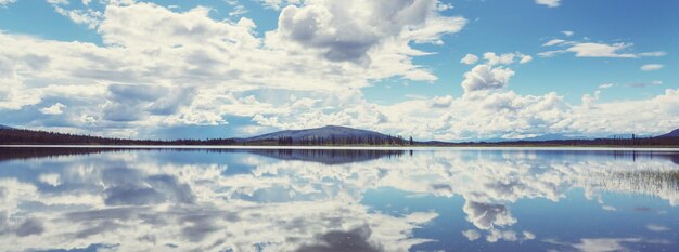 Photo serene scene by the mountain lake in canada