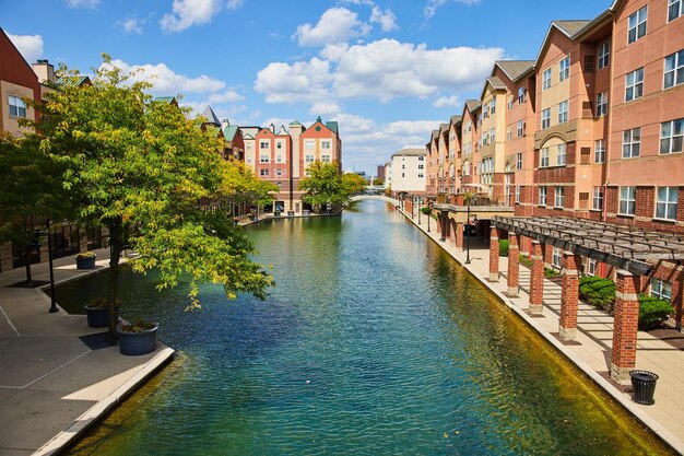 Фото Спокойный городской канал с красочными жилыми зданиями и пешеходной дорожкой
