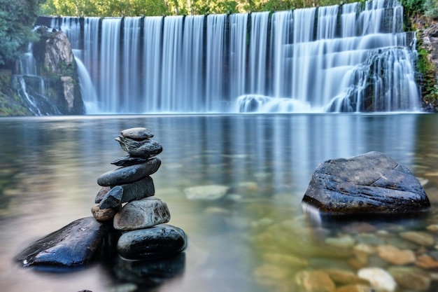 Photo serene waterfall retreat