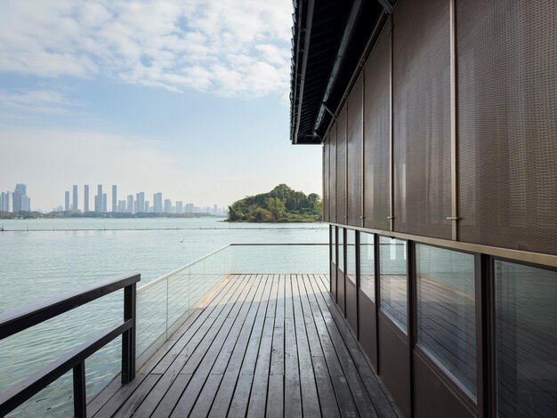 Serene waterkant met stedelijke skyline en heldere blauwe lucht