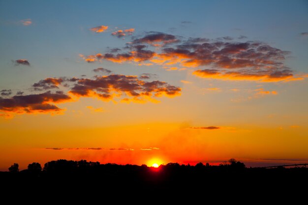 Serene zonsondergang over het landelijk landschap van Michigan