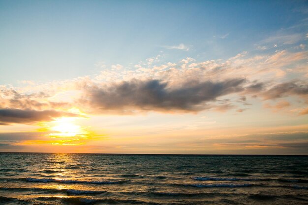 Serene zonsondergang over Lake Michigan met gouden reflectie