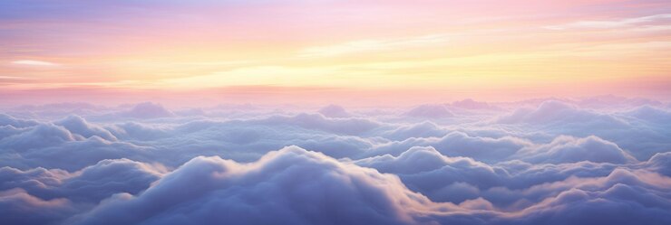 夕方の空の静けさ 青い雲の上の平和な夕暮れ