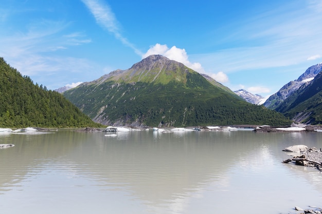 写真 アラスカのツンドラのセレニティ湖