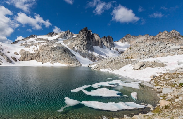 夏の山の静けさの湖。美しい自然の風景。