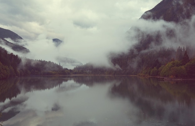 Foto lago di serenità in montagna