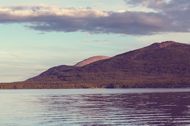 Serenity-meer in de toendra van Alaska