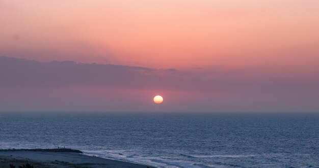 Foto serenità al tramonto colori accattivanti mentre il sole tramonta sull'oceano