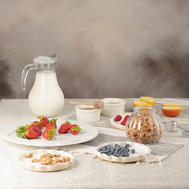 건강한 아침 식사 또는 디저트로 적합한 그래놀라 베리와 그릭 요거트 시리즈