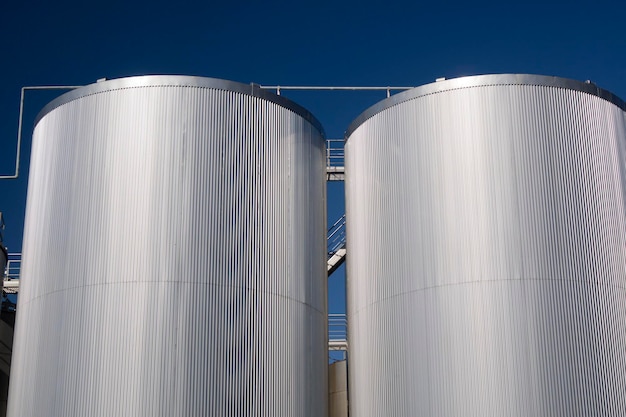 Serie di silos industriali