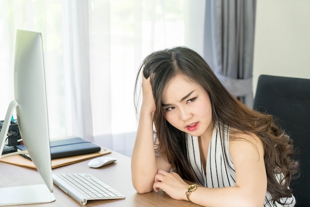 serieus Aziatische vrouw in office