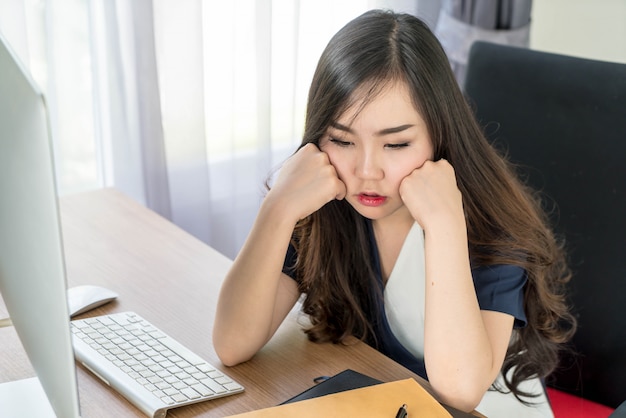 serieus Aziatische vrouw in office