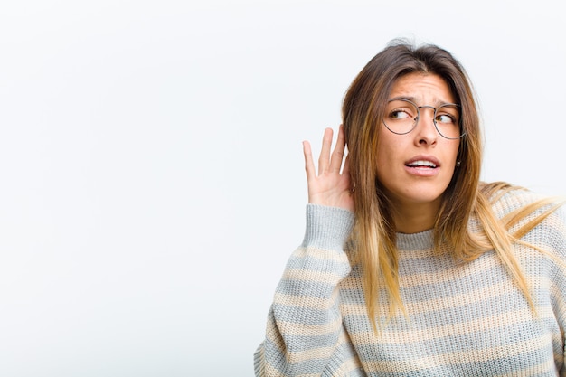 serieus en nieuwsgierig kijken, luisteren, proberen een geheim gesprek of roddel te horen, afluisteren