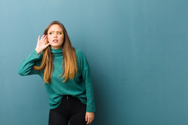 Serieus en nieuwsgierig kijken, luisteren, proberen een geheim gesprek of roddel te horen, afluisteren