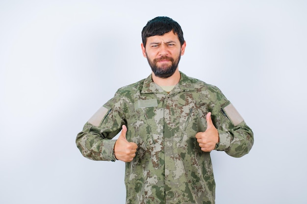 Serieus militaire man vertoont perfect gebaar op witte achtergrond