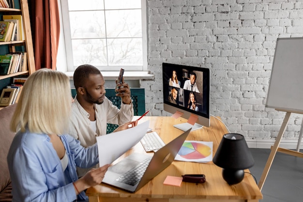 Serieuze multiraciale collega's die ideeën zoeken en bespreken voor project- of startup-teamwerkconcept