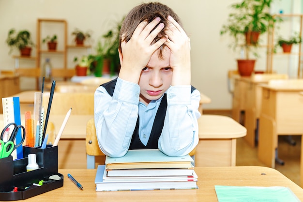 Serieuze schooljongen in de klas Basisschoolstudent Terug naar school