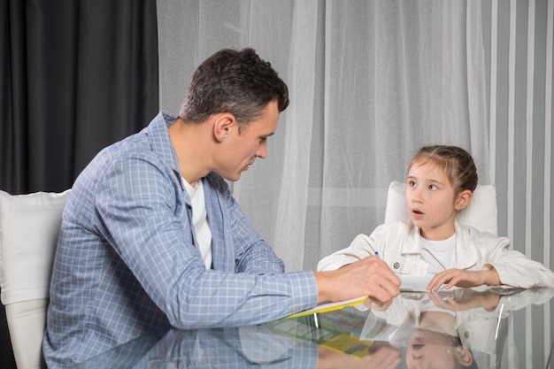 Serieuze vader probeert dochter te helpen met huiswerk