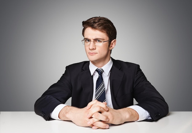 serieuze zakenman zit aan zijn bureau