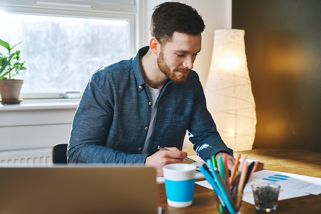 Photo serious bearded man working at desk