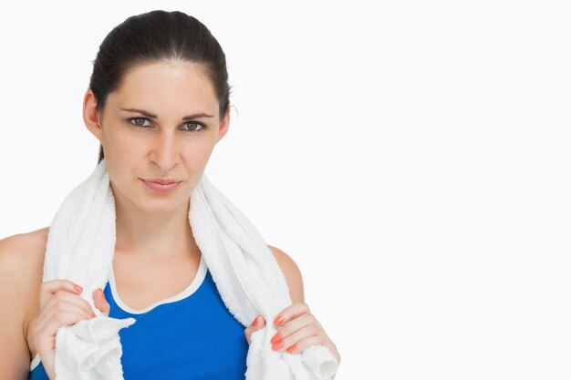 Foto brunette serio in abiti sportivi con un asciugamano