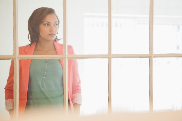 Photo serious businesswoman looking away at office