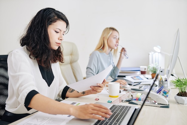 Photo serious businesswoman working