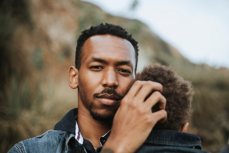 Photo serious dad with his son outdoors