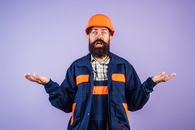 Photo serious funny builder worker handyman builder in hardhat building concept builder foreman man in